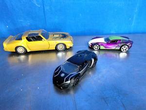 lot 32 image: 3 Collectible Cars
