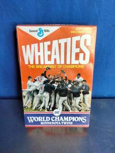 lot 38 image: 1987 World Champion Minnesota Twins on the Wheaties Box