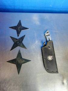 lot 42 image: 3 Throwing Knifes and 3 Throwing Stars