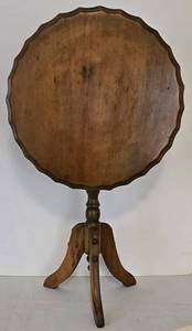 lot 210 image: Vintage Wooden Tilt Top Table
