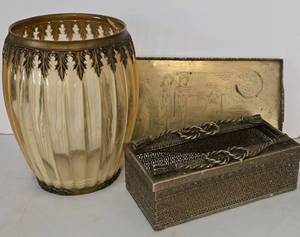 lot 214 image: Unique Gold-Toned Decorative Options