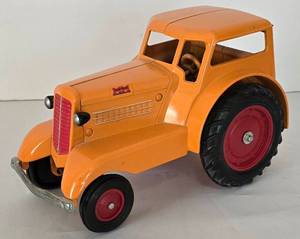 lot 246 image: 116 Minneapolis -Moline UDLX Comfort Tractor, Special Edition