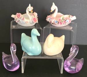 lot 266 image: Delicate Swan & Duck Figure Offering