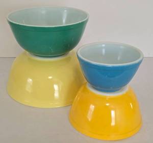 lot 274 image: Vintage Four-Piece Pyrex Mixing Bowl Set