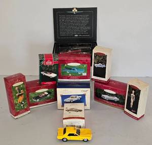 lot 276 image: Hallmark Ornament Collection