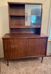 lot 12 image: Vintage Mid Century Modern China Hutch Cabinet
