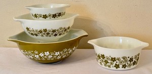 lot 17 image: Set of 4 Vintage Pyrex Cinderella Spring Blossom Bowls and Casserole Dish