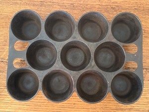lot 53 image: Vintage Griswold Cast Iron 11 Cup Muffin Pan No. 10