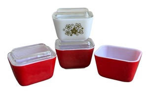lot 57 image: Set of 4 Vintage Pyrex Refrigerator Dishes with Lids, Red and Green and White Daisy