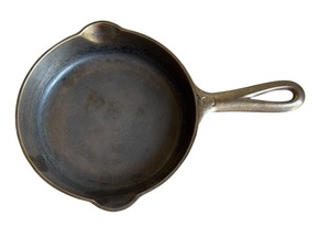 lot 59 image: Vintage Griswold No. 3 Cast Iron Skillet 709B
