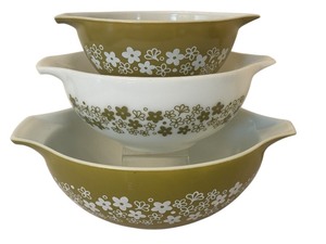 lot 64D image: Vintage Pyrex Cinderella Daisy Nesting Mixing Bowls Set of 3