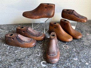 lot 66 image: Set of 6 Vintage Wooden Shoe Lasts by Mason Last Co. Cincinnati
