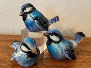 lot 76 image: Set of 3 Goebel Blue Bird Figurines