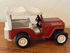 lot 82 image: Vintage Tonka Jeep Metal Toy Car with White Canopy