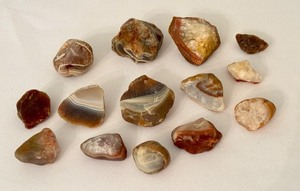 lot 105G image: Collection of 13 Agate and Quartz Polished Stones