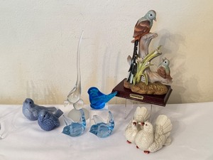 lot 106 image: Mixed Collection of Decorative Bird Figurines - Porcelain, Glass, and Ceramic Assortment