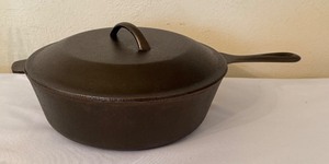 lot 113 image: Vintage Cast Iron Skillet Dutch Oven with Lid, 10 Inch