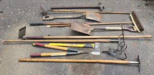 lot 424 image: Selection of Long Handled YardGarden Tools