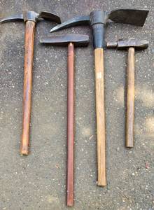 lot 425 image: Pick Axe & Sledge Hammer Grouping