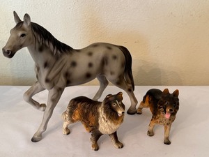lot 137 image: Set of 3 Vintage Ceramic Animal Figurines - Horse and Dogs by Inarco Japan