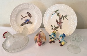 lot 138 image: Vintage Bird Plates, Glass Hen Dish, Rooster Pitcher, Bird Figurines and Glass Vase Collection