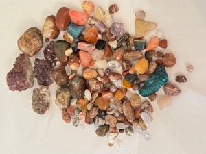 lot 156 image: Collection of Assorted Agates and Crystals