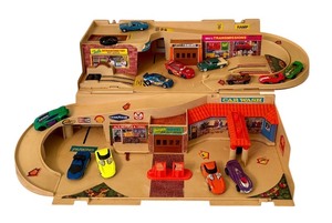 lot 178 image: Vintage Hot Wheels Service Center and National Championship Race Set with Assorted Cars