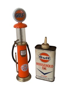 lot 198 image: Vintage Gulf Miniature Gas Pump and Household Oil Can Set