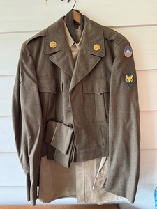lot 378 image: WW2 US Army Uniform Jacket with Far East Patch and Insignia