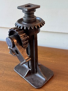 lot 361 image: Vintage Cast Iron Ratcheting Screw Jack No. 18