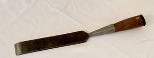 lot 392 image: Union Hardware Co Vintage Bevel Edge Bench Chisel with Wooden Handle