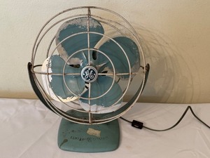 lot 393 image: Vintage GE Oscillating Desk Fan