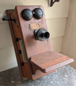 lot 324 image: Vintage Crosley Wall-Mount Wood Telephone Style  Radio