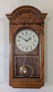 lot 339 image: Vintage Oak Howard Miller Wall Clock