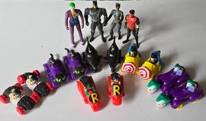 lot 469 image: Vintage Collection of DC Comic Batman Figures & McDonalds Happy Meal Toys