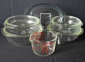 lot 520 image: Vintage Clear Glass Pyrex Collection