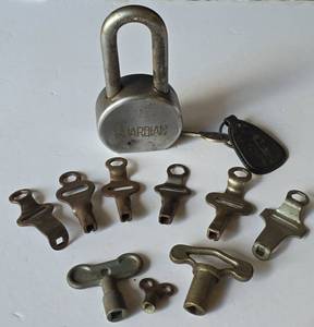 lot 525 image: Vintage Roller Skate Key Collection & More