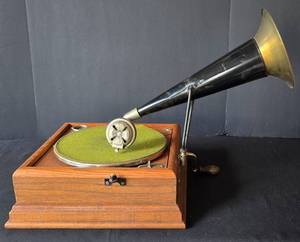 lot 528 image: Vintage Victrola