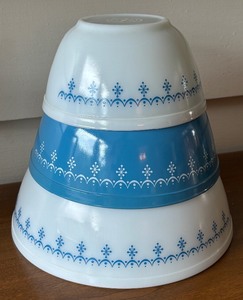 lot 507 image: Vintage Pyrex Snowflake Garland Nesting Bowls