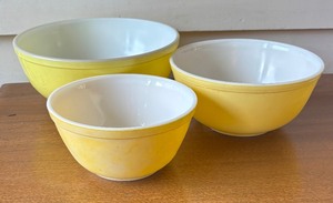lot 515 image: Set of Three Vintage Yellow Pyrex Nesting Mixing Bowls
