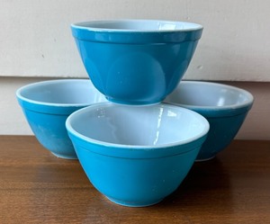 lot 518 image: Four Blue Vintage Pyrex 1.5 Pint Mixing Bowls