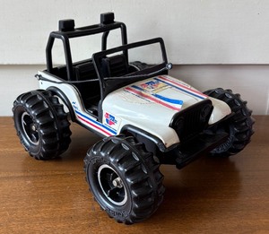 lot 563 image: Vintage Tonka Jeep CJ Car Quest Auto Parts Store Dune Buggy