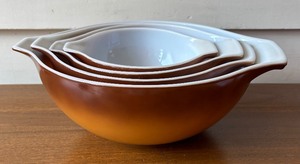 lot 569 image: Four Piece Vintage Pyrex Old Orchard Nesting Mixing Bowls