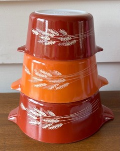 lot 85R image: Trio of Vintage Pyrex Autumn Harvest Nesting Bowls