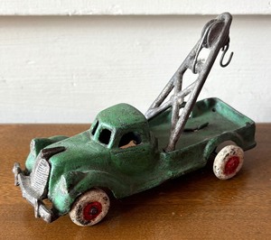 lot 576 image: Vintage Cast Iron Tow Truck  Iron Wrecker