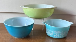 lot 577 image: Vintage Pyrex Bowls including Amish Butter Print Patterned Bowl