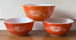 lot 579 image: Three Vintage Pyrex Autumn Harvest Mixing Bowls