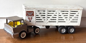 lot 580 image: Vintage Structo Pressed Steel Cattle Semi Truck with Livestock Van Trailer