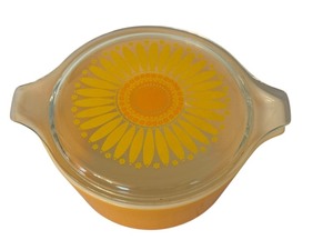 lot 18T image: Vintage Pyrex Sunflower 1.5 Quart Covered Casserole Dish
