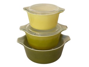 lot 37T image: Set of 3 Vintage Verde Pyrex Mixing Bowls with Lids (2.5 qt, 1.5 qt, 1 qt)